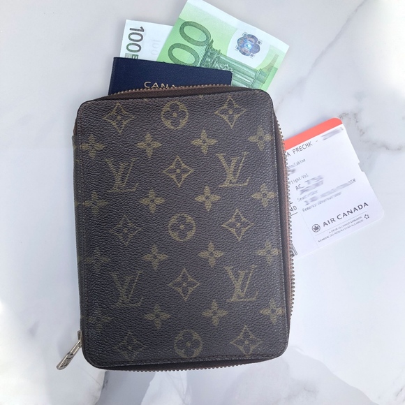 LOUIS VUITTON MONOGRAM PASSPORT TRAVEL AGENDA - Picture 1 of 8